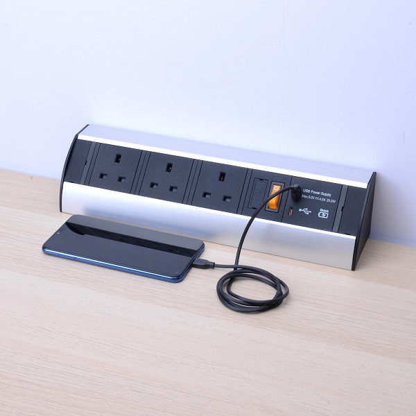 Power Station – 3 Socket & Dual USB Quick charger